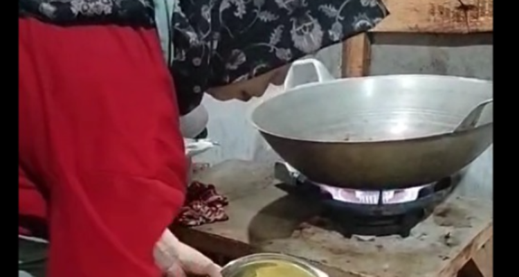 Makanan Bergizi, Hati yang Peduli: Pokmas SALIRA Hadir untuk Sepuh