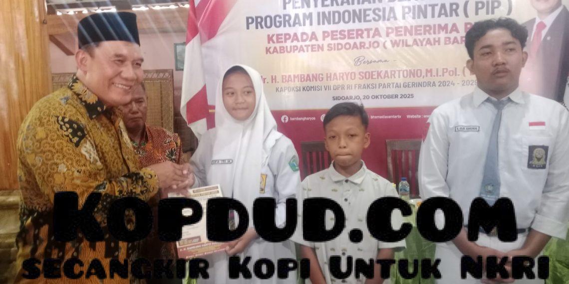 Legislator Gerindra Kembali Serahkan Bantuan PIP untuk Pelajar di Sidoarjo Barat