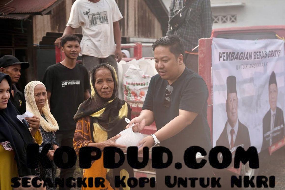 Berkah Di Desa Sungai Alat, Legislator DPR RI dari Fraksi Partai Gerindra Bagi-Bagi Beras ke Warga
