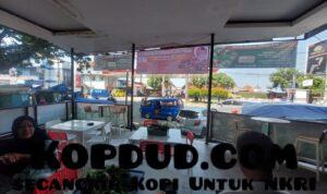 Warung Masakan, Khas Sunda, Mang Ujang, Rasa Otentik, Suasana Bersahaja