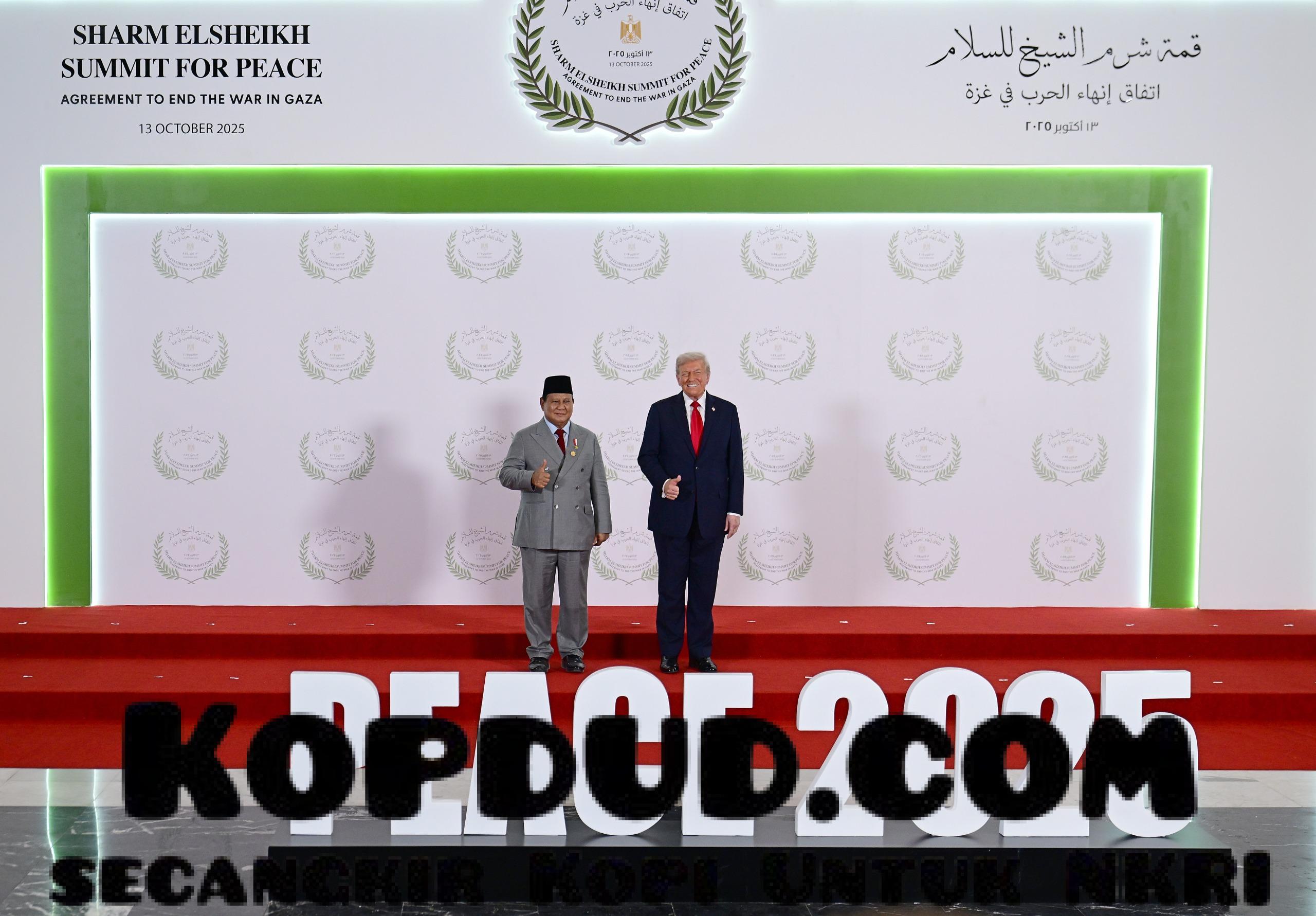 Pose Jempol Prabowo Warnai Hangatnya Sesi Foto Pemimpin Dunia di KTT Perdamaian Gaza