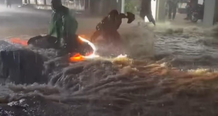 Hujan Deras, Picu Banjir, dan Longsor, di Cisolok Sukabumi