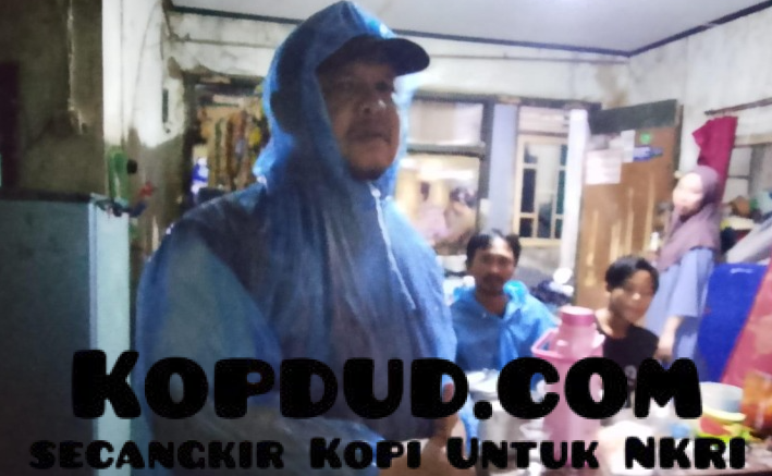 Jaro Midun, Sukabumi Mubarokah, Kita Hadir untuk Saling Menguatkan, Pelukan Hangat, di Guyuran Hujan