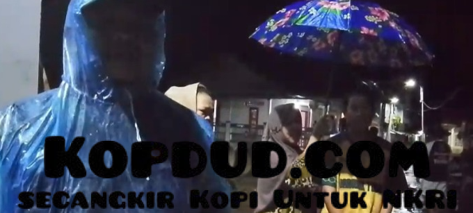 Jaro Midun Hadir di Tengah Deras Hujan: Kepedulian Pemimpin Cikahuripan Saat Banjir Melanda