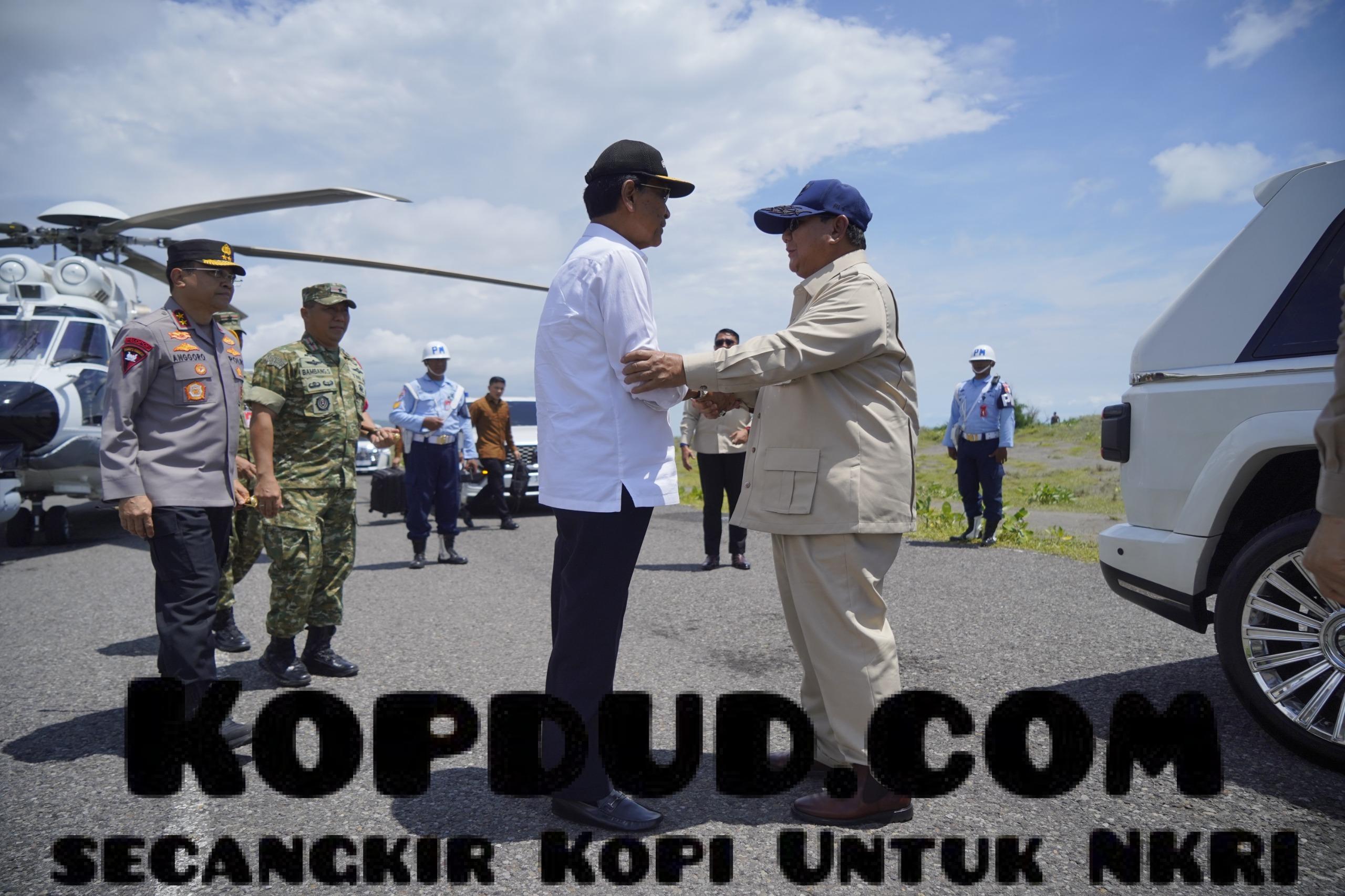 Momen Kompak Prabowo Semobil “Maung” Bersama Sri Sultan Hamengkubuwono X