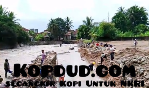 Bronjong Dipasang untuk Antisipasi Bencana di Cikahuripan, Dinas PU Sukabumi Turunkan Beko ke Lokasi