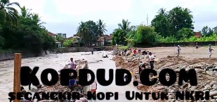 Bronjong Dipasang untuk Antisipasi Bencana di Cikahuripan, Dinas PU Sukabumi Turunkan Beko ke Lokasi
