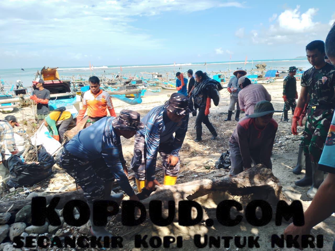 TNI AL dan DKP Jabar Satukan Langkah Jaga Kebersihan Pantai Selatan Jawa Barat