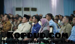 Momen Prabowo Duduk Bersebelahan dengan ART dan Tukang Seblak di Serah Terima Rumah Subsidi