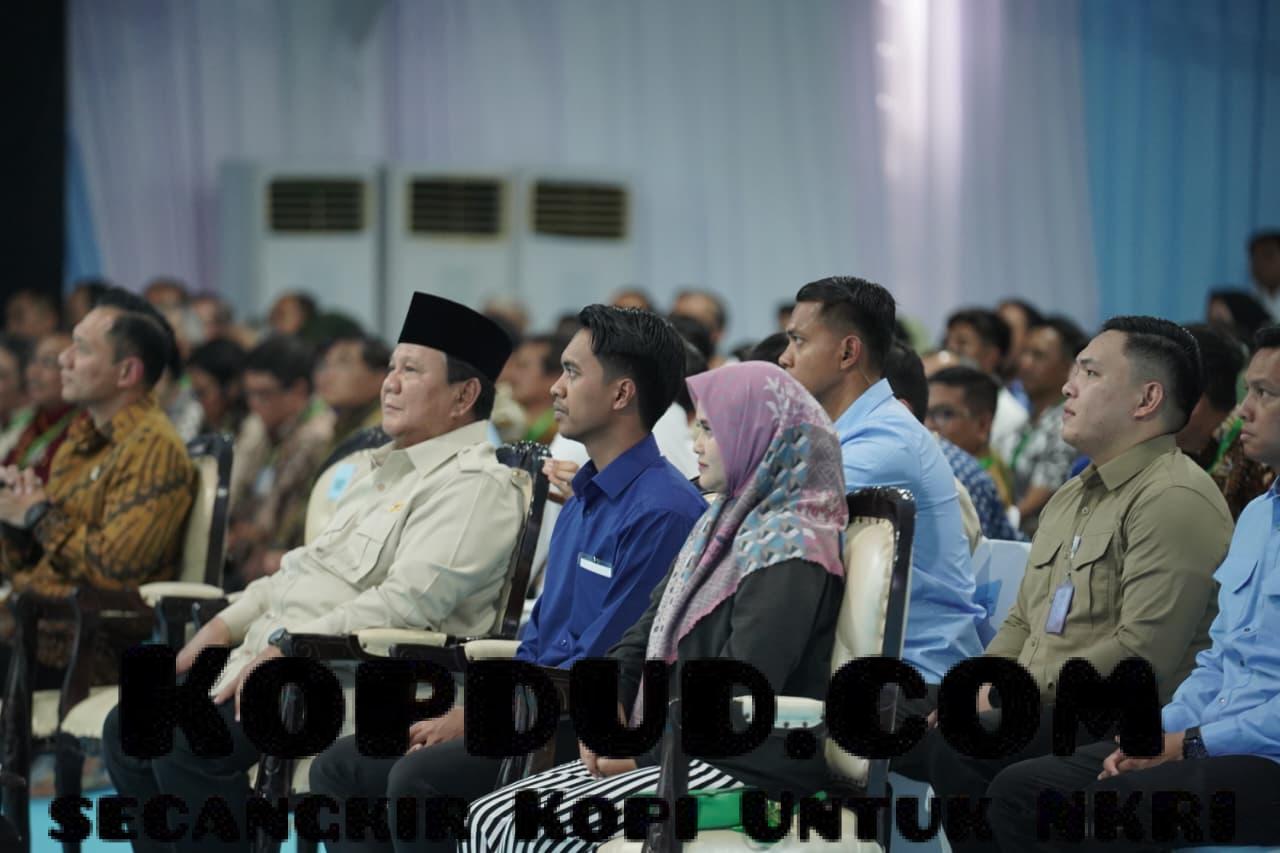 Momen Prabowo Duduk Bersebelahan dengan ART dan Tukang Seblak di Serah Terima Rumah Subsidi