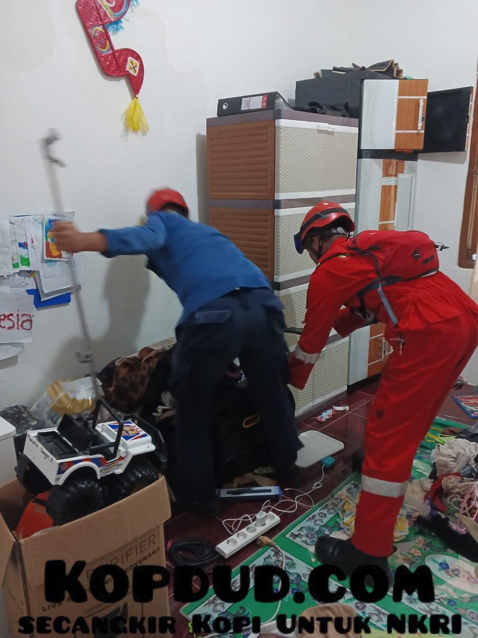 Tim Animal Rescue, Damkar ,Jampangkulon ,Berhasil ,Evakuasi Ular ,di Kediaman Warga