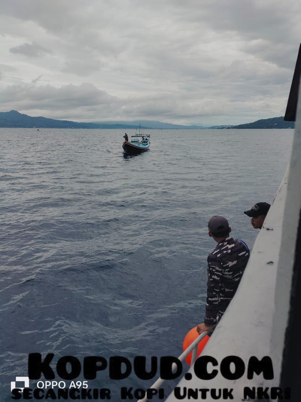 Kapal Angkatan Laut Panana III-9-13 Evakuasi KMN Gelora Laut 04 Saat Alami Kerusakan Mesin di Tengah Laut