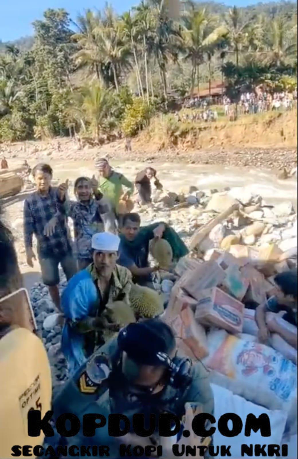 Haru TNI Awak Heli Pengantar Logistik saat Diberi Sepikul Durian dari Warga Terisolasi Gayo Lues