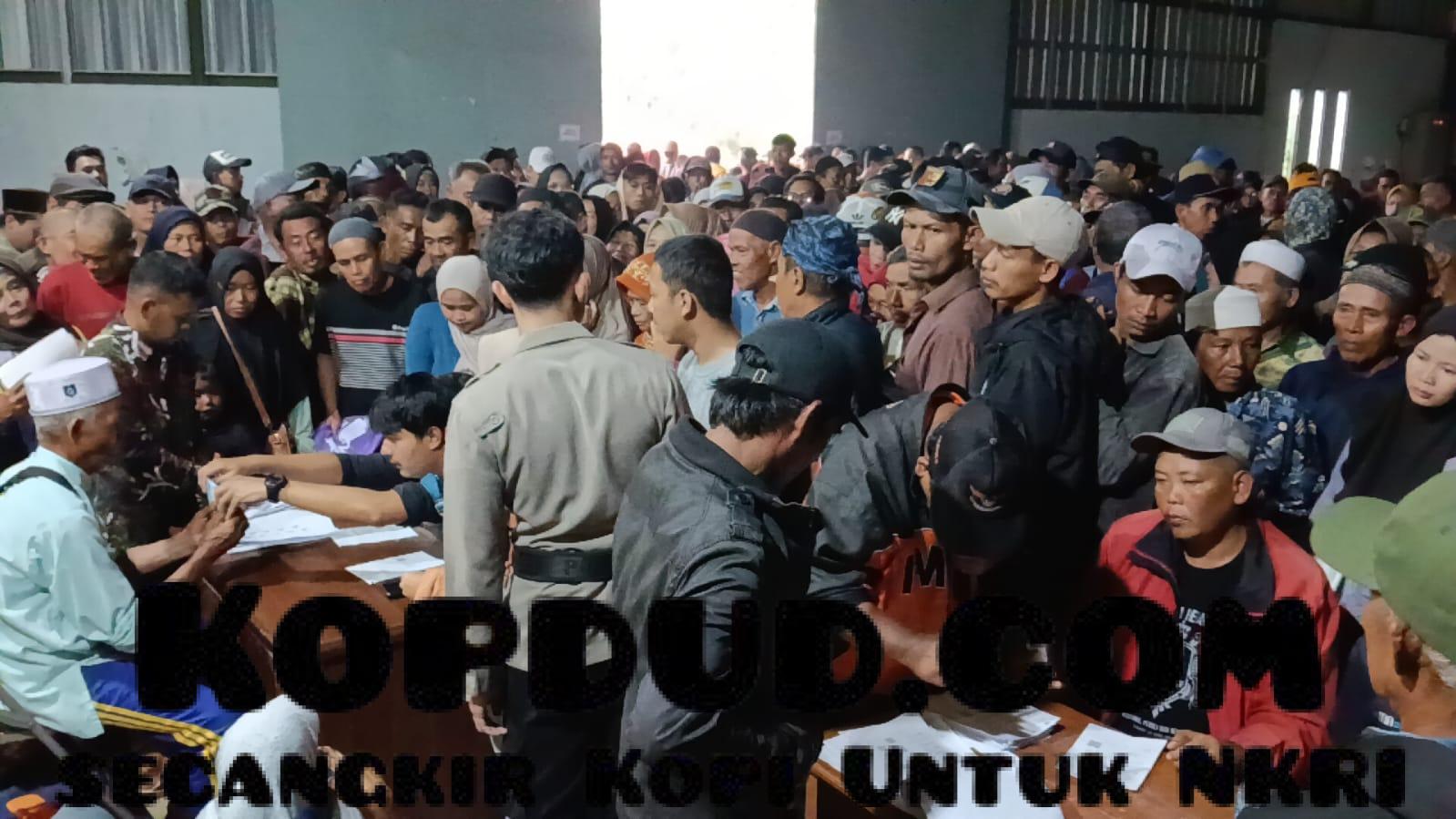 Distribusi BLT Kesra di Gudang Bulog Jampangkulon, Camat Lakukan Pengawasan Lapangan
