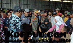 Ribuan Penerima BLT Kesra dari Kecamatan Waluran dan Jampangkulon Padati Gudang Bulog Sukabumi