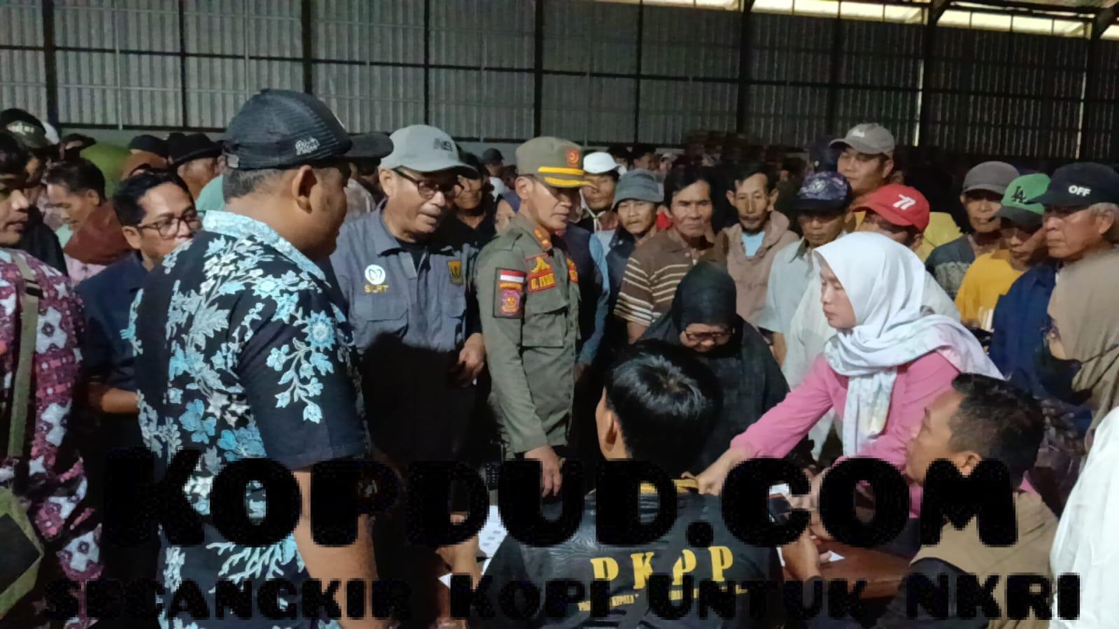 Ribuan Penerima BLT Kesra dari Kecamatan Waluran dan Jampangkulon Padati Gudang Bulog Sukabumi