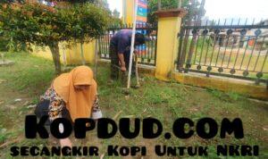 Camat Jampangkulon Ajak Pegawai Gelar Jumat Bersih di Taman Umum