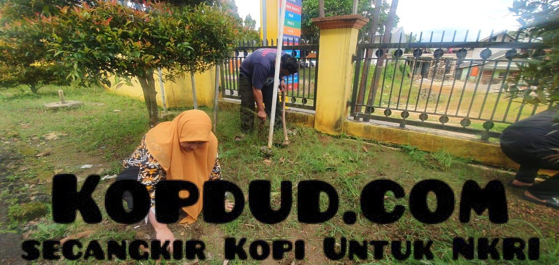 Camat Jampangkulon Ajak Pegawai Gelar Jumat Bersih di Taman Umum