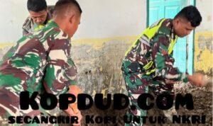 TNI AD dan Warga Gotong Royong Pulihkan Rumah dan Polindes Pascabanjir