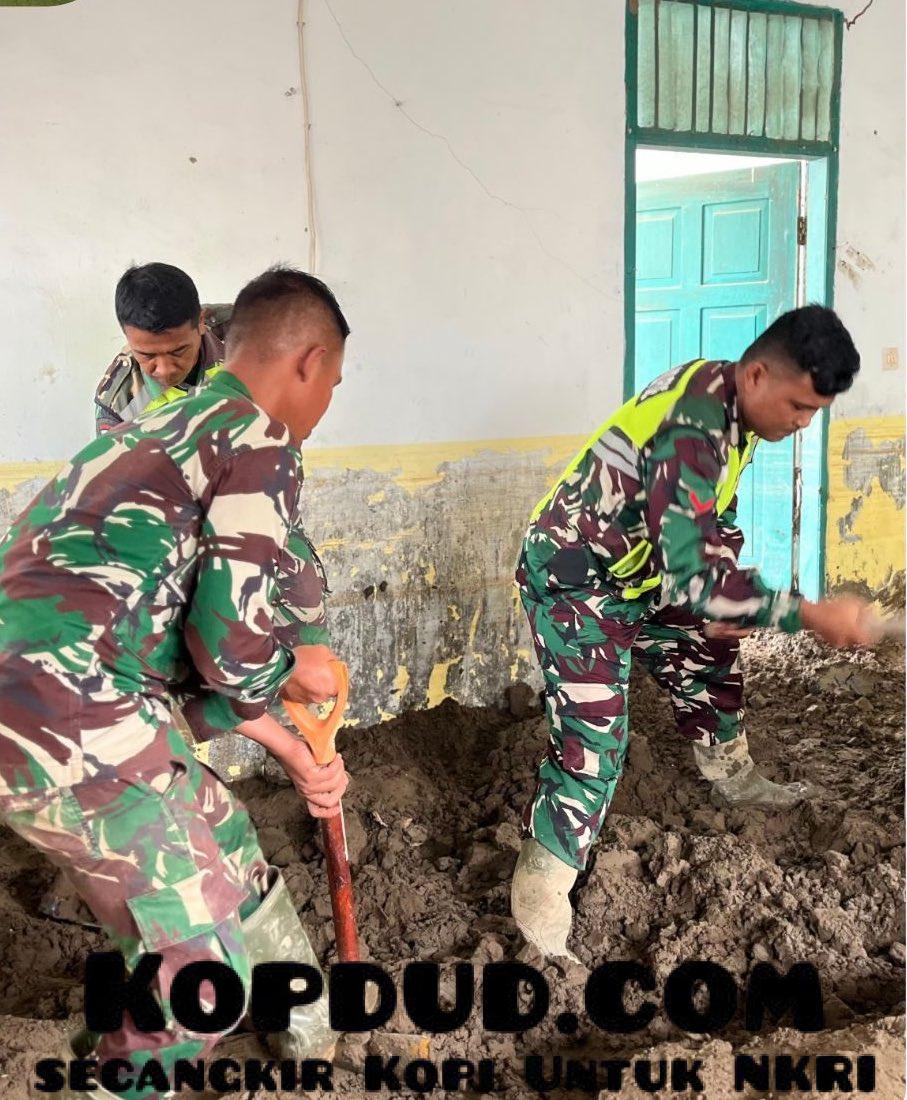TNI AD dan Warga Gotong Royong Pulihkan Rumah dan Polindes Pascabanjir