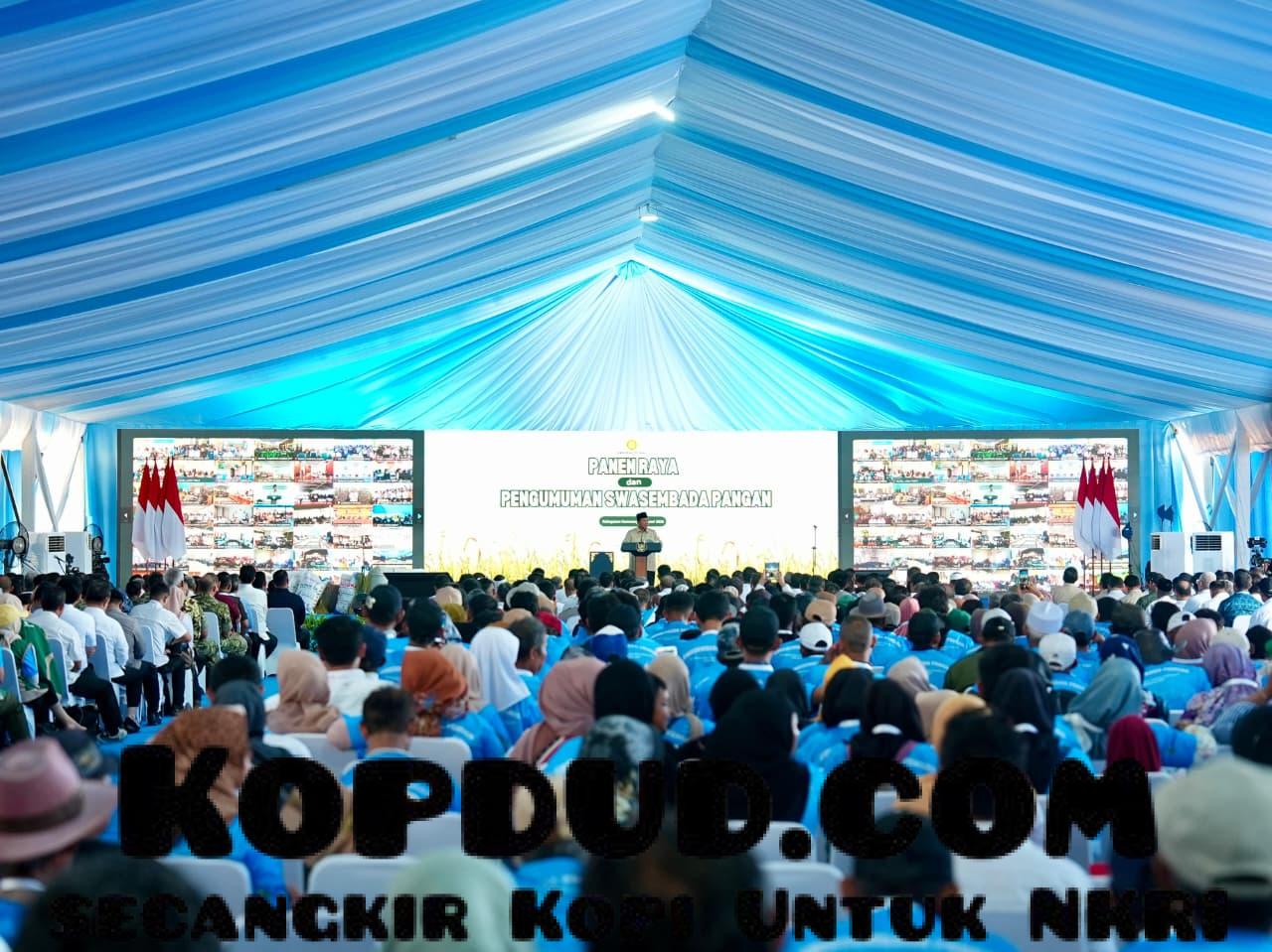 Prabowo Disambut Antusias Petani Saat Panen Raya di Karawang