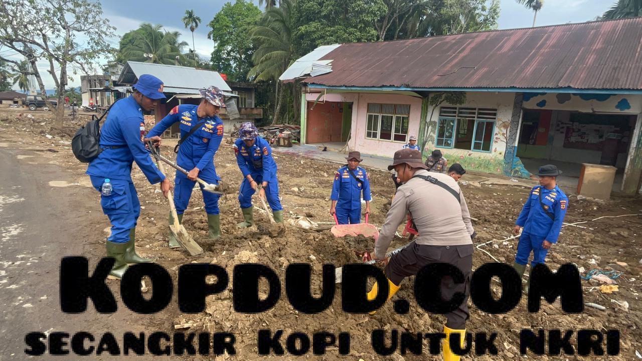 Personel Brimob Lanjutkan Bersih-bersih Rumah Warga dan Buat Saluran Air di Sumbar