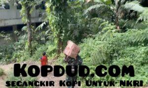 TNI Jalan Kaki Menembus Hutan, Pastikan Bantuan Sampai ke Warga