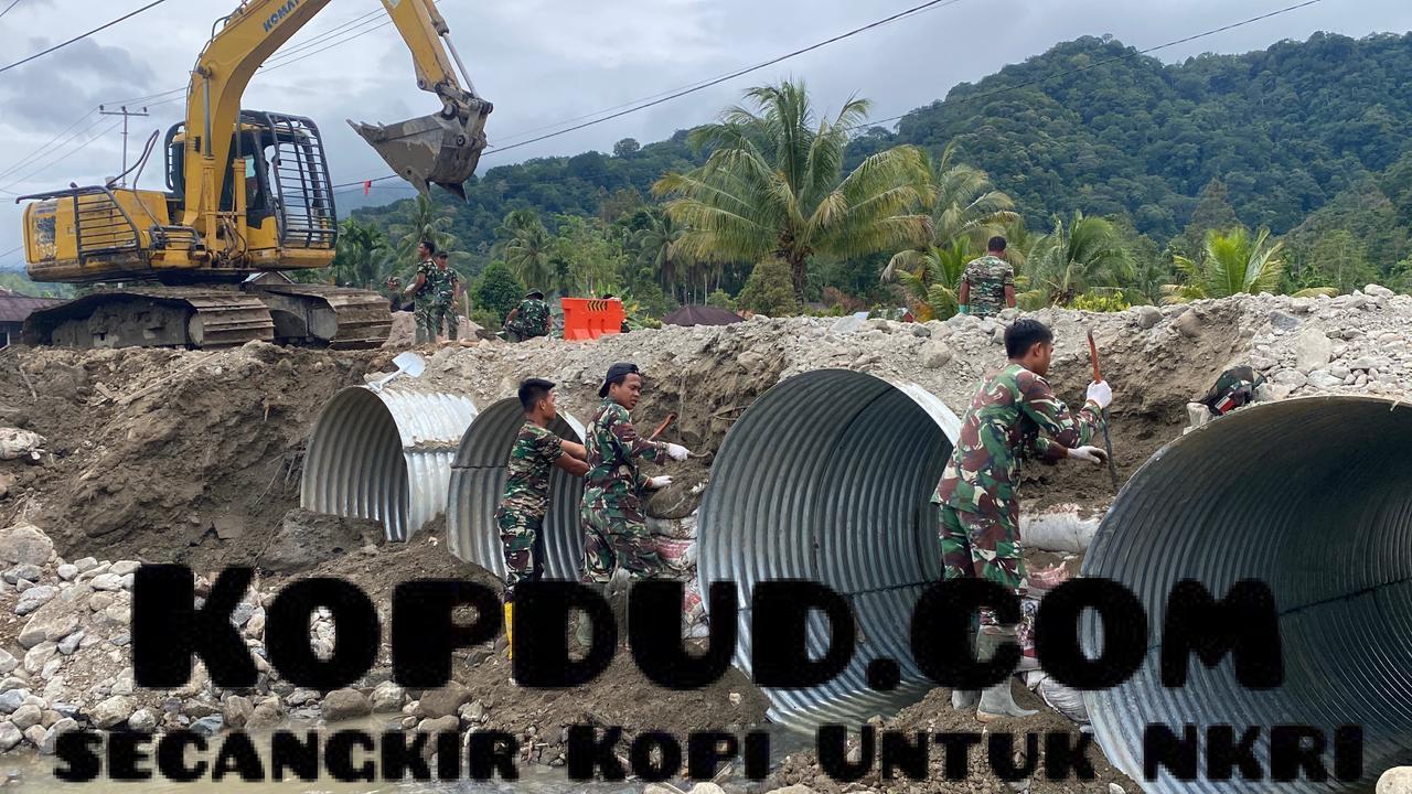 Warga dan TNI Gotong Royong, Akses Vital Sumatra Segera Normal