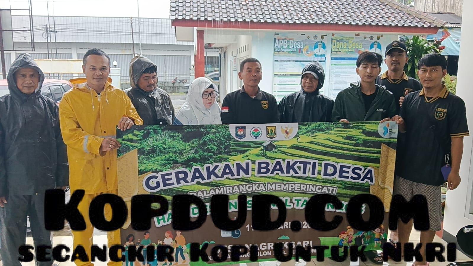 Hujan Tak Surutkan Semangat: Gotong Royong Warga Jampangkulon di Hari Bakti Desa Nasional
