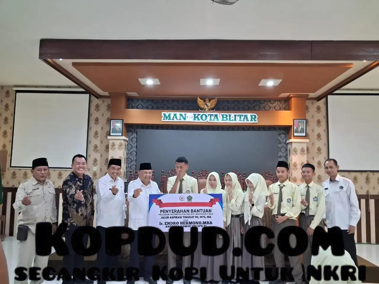 Legislator Gerindra Salurkan PIP di Blitar, Perkuat Akses Pendidikan Siswa Madrasah