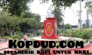 Prajurit Lanal Bengkulu Rawat dan Bersihkan Tugu Hiu Sambut Hari Dharma Samudera