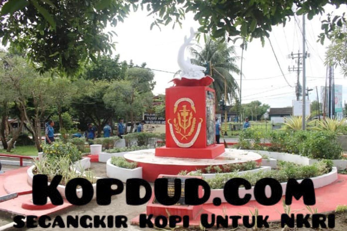Prajurit Lanal Bengkulu Rawat dan Bersihkan Tugu Hiu Sambut Hari Dharma Samudera