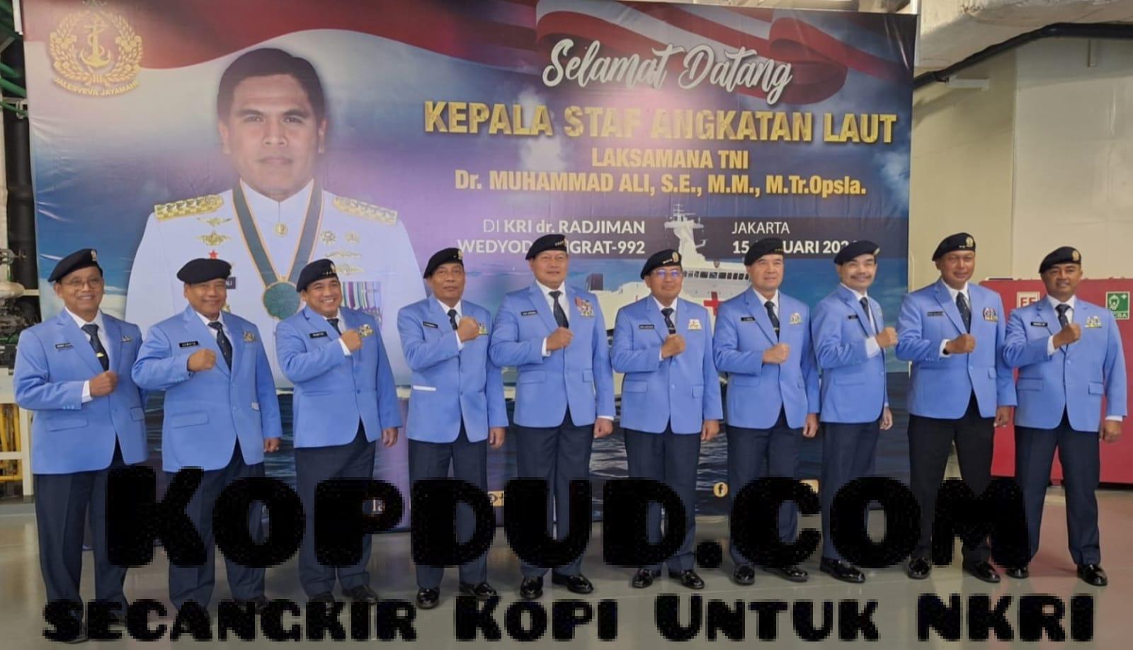 Ketua Umum PPAL Laksanakan Tabur Bunga di Laut Peringati Hari Dharma Samudera