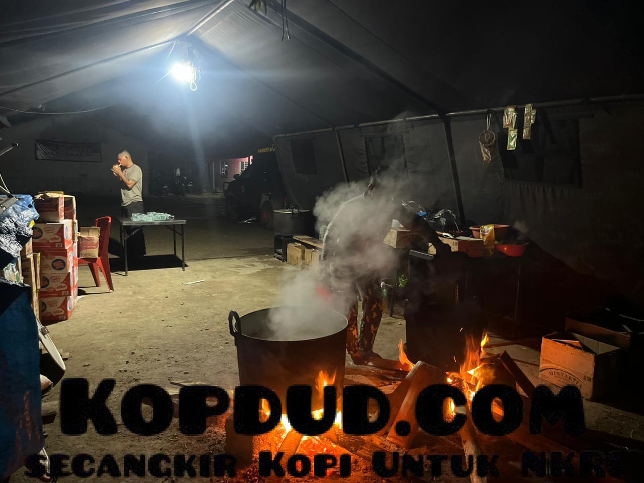 Menu Beragam dari Dapur Umum TNI Layani Warga Terdampak Bencana