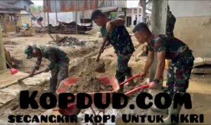 Sinergi TNI–Polri Percepat Pemulihan Sumbar: Bersihkan Pasar hingga Rumah Warga