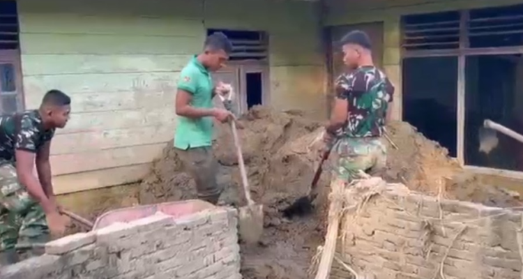 TNI Fokus Bersihkan Rumah Lansia di Lokasi Tedampak Bencana Sumatra