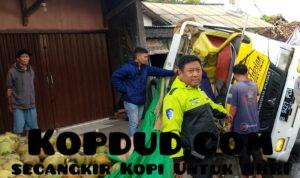 Muatan Kelapa Tumpah ke Jalan, Benturan Dua Truk di Jalur Citarik Palabuhanratu