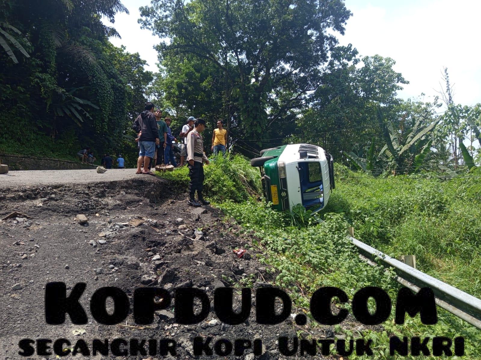Angkot Terbalik Tanpa Penumpang, Kecelakaan Tunggal di Tanjakan Baeud