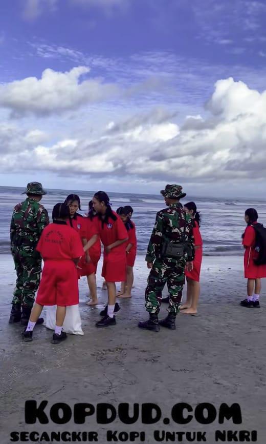 Sehari Usai Instruksi Presiden, TNI Bersama Pelajar Gotong Royong Bersihkan Sampah di Pantai Kuta Bali