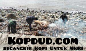 Pos TNI Angkatan Laut Manna Berkolaborasi Dengan Kodim 0408/BS Bersihkan Pantai Pasar Bawah