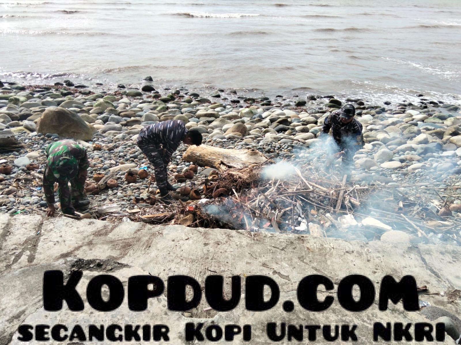 Pos TNI Angkatan Laut Manna Berkolaborasi Dengan Kodim 0408/BS Bersihkan Pantai Pasar Bawah