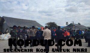 Aksi Bersih Pantai Prajurit Posal Berakit