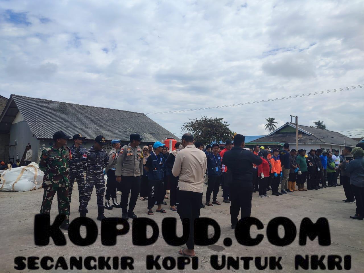 Aksi Bersih Pantai Prajurit Posal Berakit
