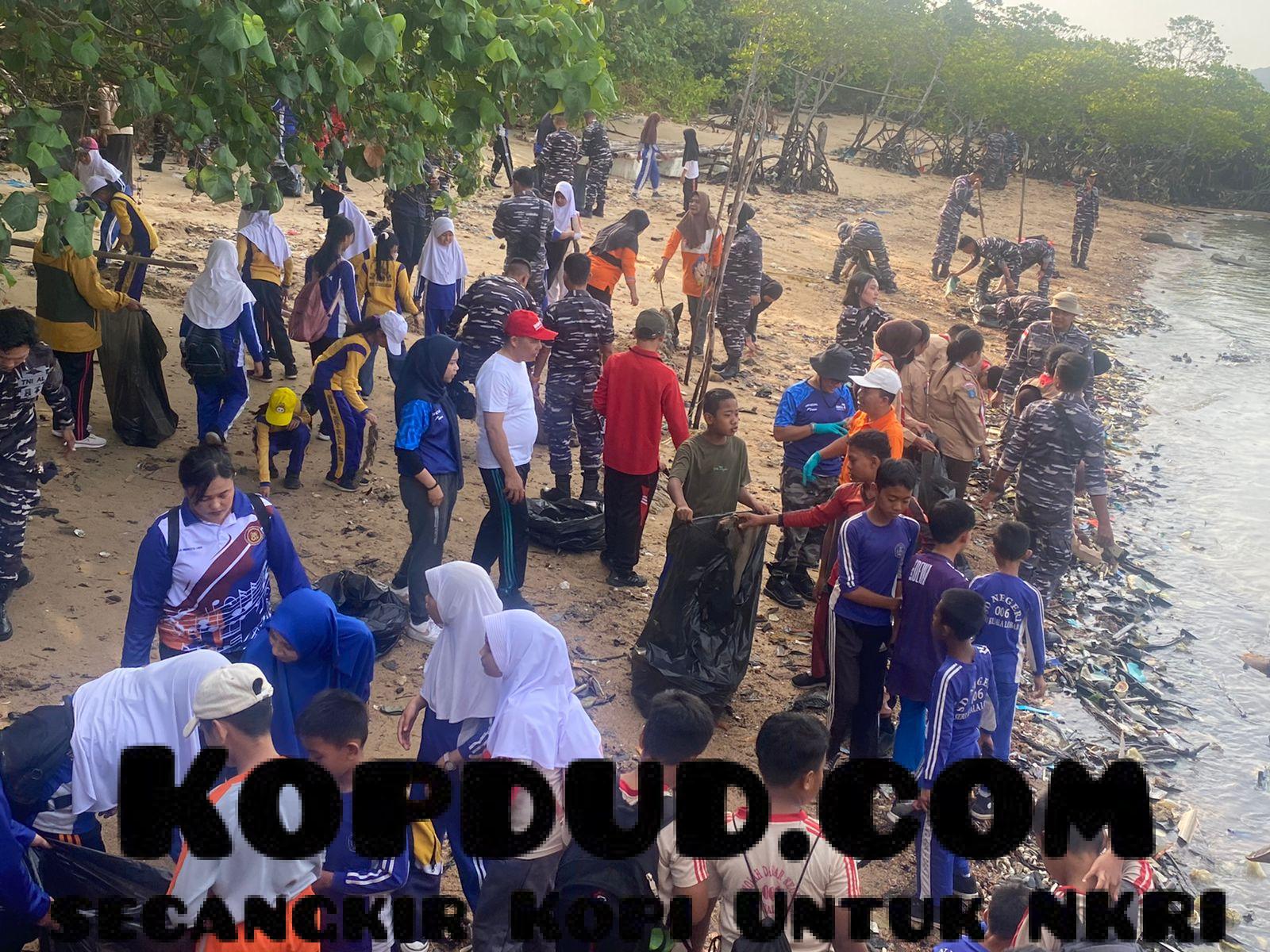 Bersihkan Pantai dan Jaga Pariwisata, Lanal Bintan Beraksi Untuk Negeri