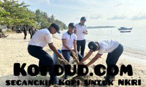 Lanal Dabo Singkep Gelar Aksi Bersih Pantai Dalam Program “Pantai Bersih” di Pantai Sekop