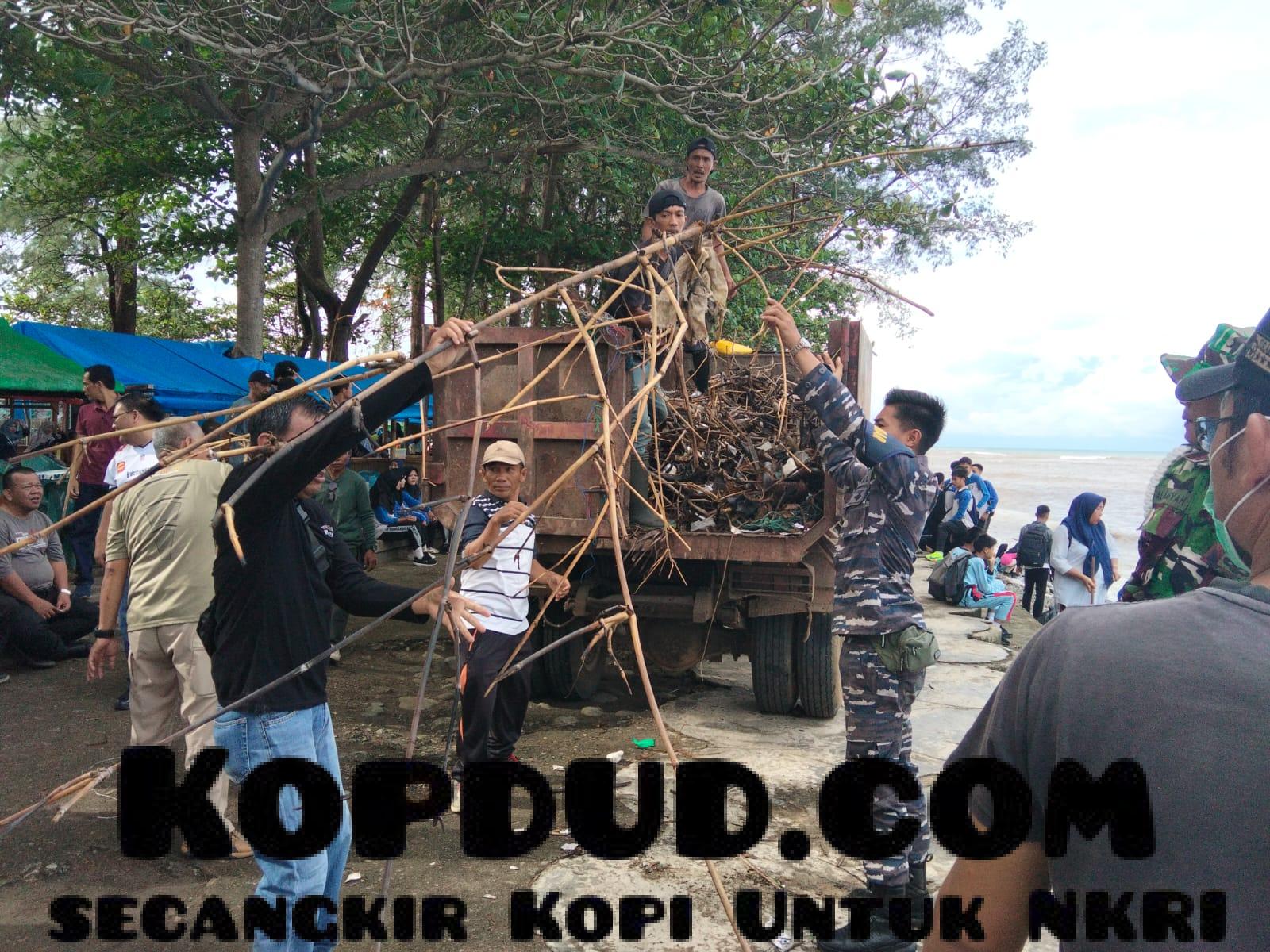 Posal Manna Bersinergi Dengan Pemda dan Warga, Bersihkan Pantai Pasar Bawah Menuju Asri
