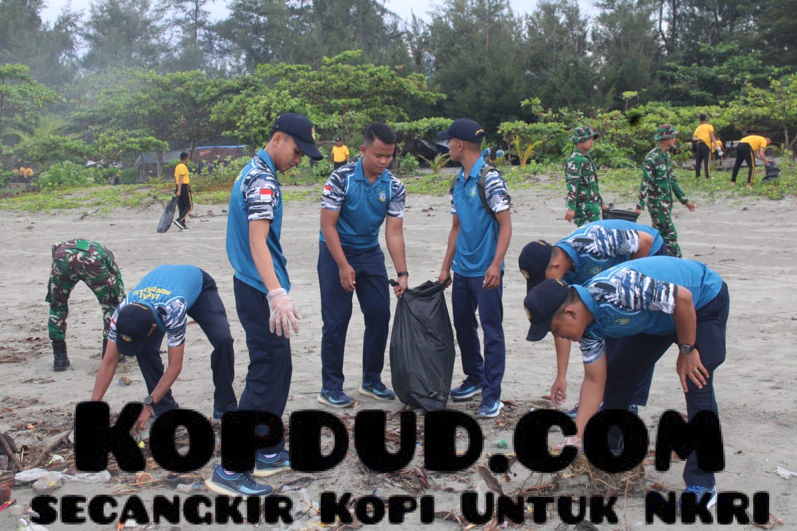 Lanal Bengkulu Berpartisipasi Dalam Karya Bakti Pembersihan Pantai Panjang Kota Bengkulu