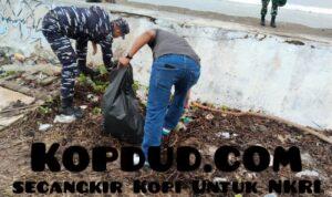 Dukung Indonesia Asri, Pos TNI AL Mukomuko Bersinergi Laksanakan Kebersihan Pantai Abrasi