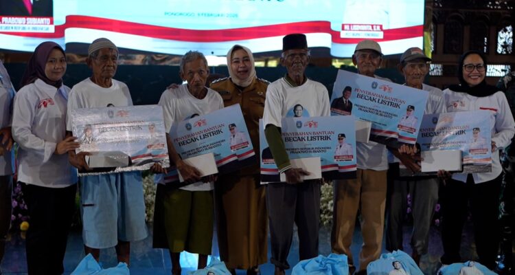 Kisah Penarik Becak Listrik yang Tak Ingin Takluk oleh Ojek Online
