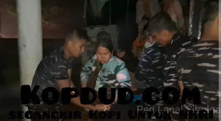 Personel Lanal Sibolga Evakuasi Ibu dan Balita Korban Banjir di Tukka Kabupaten Tapanuli Tengah